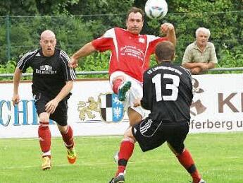 Spielertrainer Oliver Schedewie (Nr. 13) verlor mit Ludwigschorgast 0:3 gegen seinen Heimatverein aus Untersteinach. Links Robert Schlegel (FC), in der Mitte Josef Kucerka (Fortuna). Foto: Monika Limmer