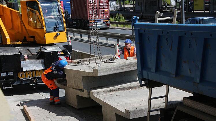 Vor dem Aufladen müssen sie umgehängt werden. Foto: Simone Bastian