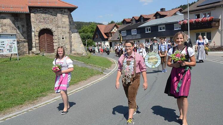 Jungschützenkönig Marius Löffler führte mit seinen Lieseln den Festzug mit an. Fotos: Karl-Heinz Hofmann