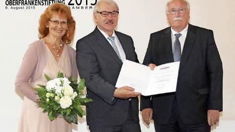 Bei der Preisverlehung (v. l.): Elvira Gerhäuser, Heinz Gerhäuser und Wilhelm Wenning  Foto: Wolfgang Traßl/Oberfrankenstiftung