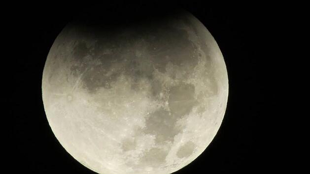 In der Nacht zum Samstag (11. Februar 2017) gibt es gleich drei Himmelsph&auml;nomene zu bestaunen: Eine Halbschatten-Mondfinsternis, ein so gennanter Schneemond und de Komet 45P sind zu sehen. Foto: Gerhard Korn/Archiv