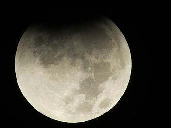 In der Nacht zum Samstag (11. Februar 2017) gibt es gleich drei Himmelsph&auml;nomene zu bestaunen: Eine Halbschatten-Mondfinsternis, ein so gennanter Schneemond und de Komet 45P sind zu sehen. Foto: Gerhard Korn/Archiv