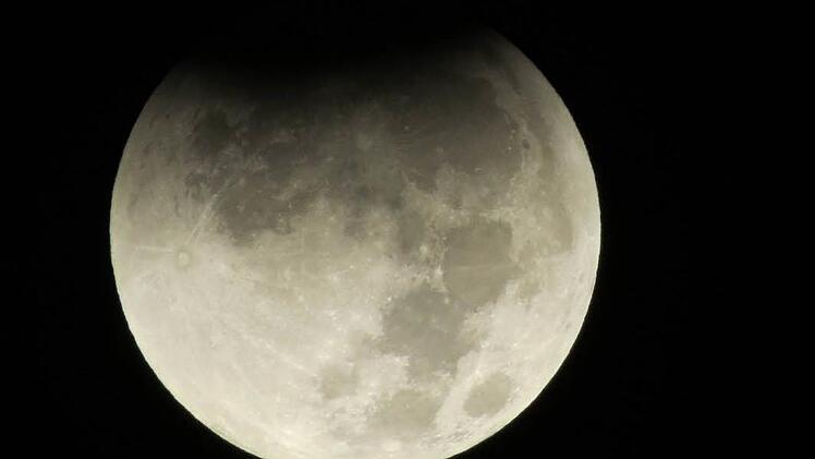 In der Nacht zum Samstag (11. Februar 2017) gibt es gleich drei Himmelsph&auml;nomene zu bestaunen: Eine Halbschatten-Mondfinsternis, ein so gennanter Schneemond und de Komet 45P sind zu sehen. Foto: Gerhard Korn/Archiv