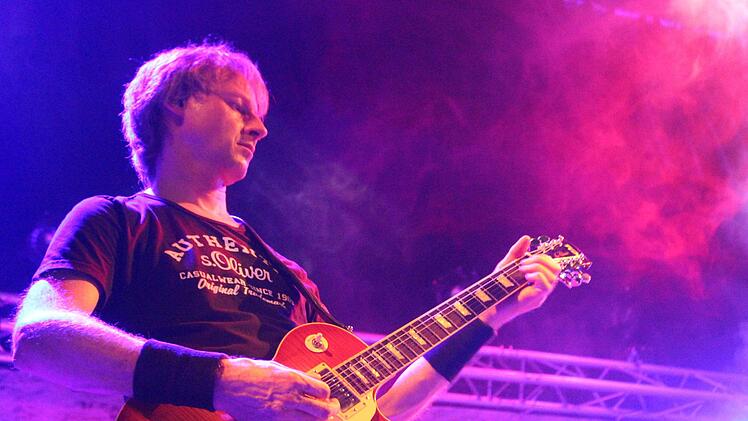 Gitarrist Kerni griff in die Saiten.  Foto: Yannick Hupfer