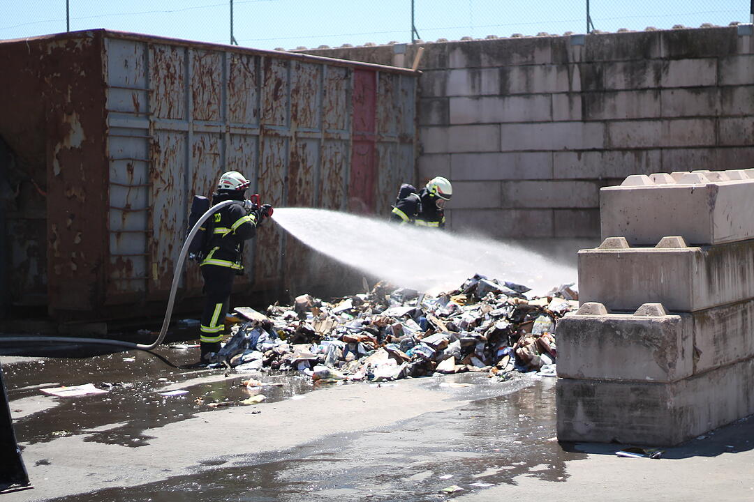 Brand in Würzburger Recycling-Hof: 40 Tonnen Müll in Flammen