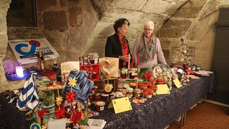 Weihnachtsverkauf im Gew&ouml;lbekeller des Pfalzmuseums.Foto: Barbara Herbst