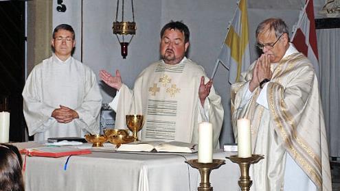 Pfarrer Michael Erhart (Mitte) feierte den Gottesdienst in Konzelebration mit Pfarrer Reiner Fries (rechts). Mit am Altar stand Pastoralreferent Norbert Zettelmeier.