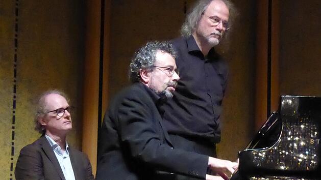 Bei einem Flügel und drei Pianisten gibt's schnell mal Gedränge und Warteschlangen (v. l.): Jan Philip Schulze, Axel Bauni und Steffen Schleiermacher bei der Schlusscollage.Gerhild Ahnert