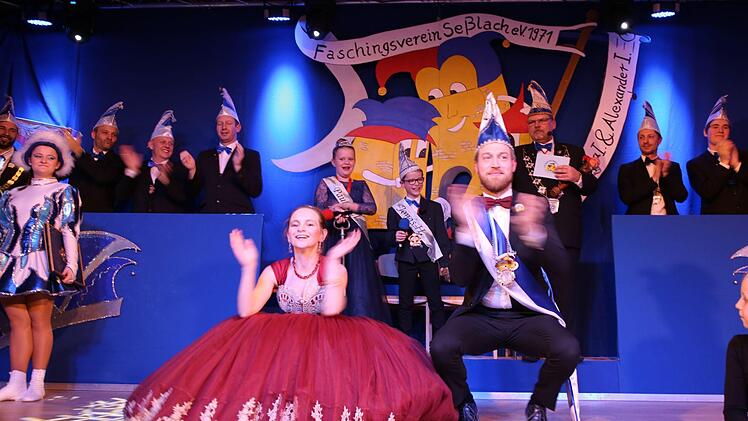 Bewies auch auf dem Tanzparkett Talent: das Seßlacher Prinzenpaar Alexander I. Leffer und Laura I. Pflüger beim Ententanz. Belustigt beobachten dahinter das Kinderprinzenpaar Pauline I. Beetz und Jonas II. Vogt sowie Präsident Jens-Peter Scholz das Treiben. Foto: Bettina Knauth