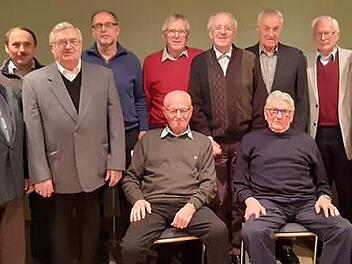 Die Geehrten passiven Feuerwehrkameraden (von links): Adolf Herbst, Horst Hillmann, Bernhard Pillhofer, Hermann Beßendörfer, Peter Schubert, Walter Grill, Viktor Fieger; vorne: Franz Hertl, Franz Peichl. Es fehlt Xaver Steinruck. Mit im Bild Bürgermeister Max-Dieter Schneider und die beiden Kommandanten/Vorsitzenden der Feuerwehr Ebrach Foto: p