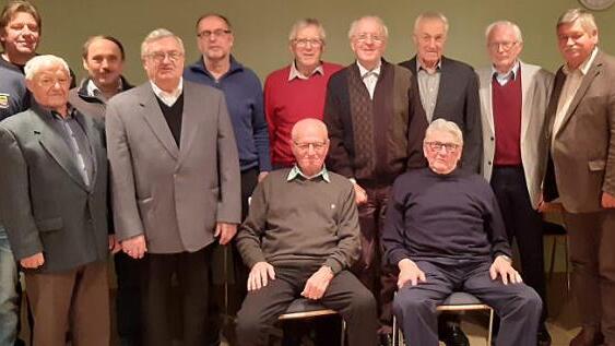 Die Geehrten passiven Feuerwehrkameraden (von links): Adolf Herbst, Horst Hillmann, Bernhard Pillhofer, Hermann Beßendörfer, Peter Schubert, Walter Grill, Viktor Fieger; vorne: Franz Hertl, Franz Peichl. Es fehlt Xaver Steinruck. Mit im Bild Bürgermeister Max-Dieter Schneider und die beiden Kommandanten/Vorsitzenden der Feuerwehr Ebrach Foto: p