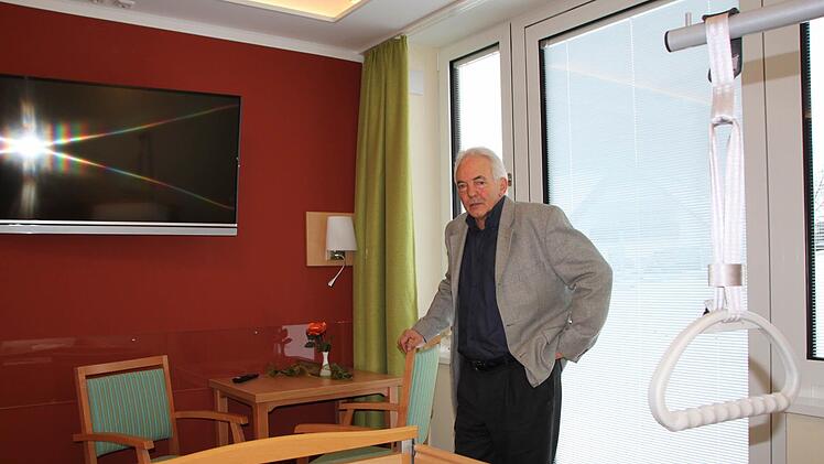 Der damalige Geschäftsführer, Karl Jünemann, zeigt eines der neuen Pflegezimmer des Kurstifts: Internet, Flachbild-Fernseher und der direkte Zugang ins Freie zeichnen jedes der 16 Einzelzimmer der angebauten Pflegestation aus. Foto: Archiv/Ulrike Müller