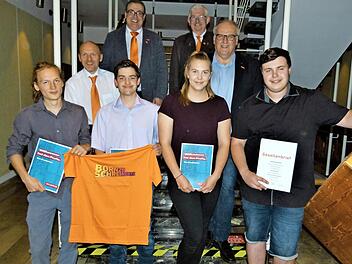 Die vier besten Schreinergesellen (vorne, von links) Benjamin Morales, René Popp, Julia Eichhorn und Johannes Morck mit (dahinter, von links) stellvertretendem Obermeister Andreas Angermann, Obermeister Jürgen Bodenschlägel, stellvertretendem Obermeister Thomas Rosenberger und dem Geschäftsführer der Kreishandwerkerschaft, Reinhard Bauer  Foto: Werner Reißaus