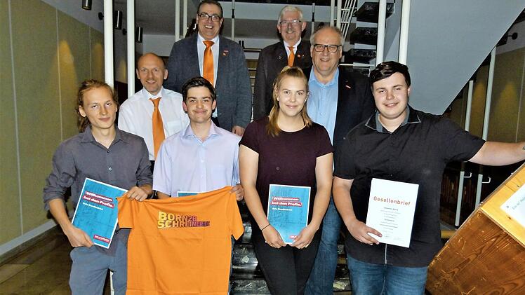Die vier besten Schreinergesellen (vorne, von links) Benjamin Morales, René Popp, Julia Eichhorn und Johannes Morck mit (dahinter, von links) stellvertretendem Obermeister Andreas Angermann, Obermeister Jürgen Bodenschlägel, stellvertretendem Obermeister Thomas Rosenberger und dem Geschäftsführer der Kreishandwerkerschaft, Reinhard Bauer  Foto: Werner Reißaus
