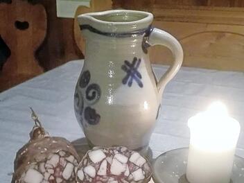 Eine beliebte Spezialität auf dem Höchstadter Kellerberg: die Blutwurst. Sie wurde mit Brot serviert und dazu gab es Bier aus dem Tonkrug. Zur besseren Verdauung empfahl sich Zwetschgenwasser oder Obstler.