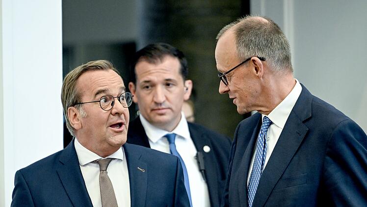 Pressekonferenz nach Kabinettssitzung im Bendlerblock