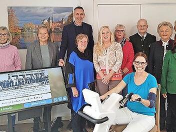 Jutta Bürger (2. v. l.), Bürgermeister Martin Bernreuther (3. v. l.), Clemens Ulbrich(7. v. l.), Waltraud Jarosch (8. v. l.), Dekanin Martina Beck, Norbert Lawatsch (r.), Franziska Nützel (vorne), Christa Bialas-Müller (l.) mit einem Teil des Näht...