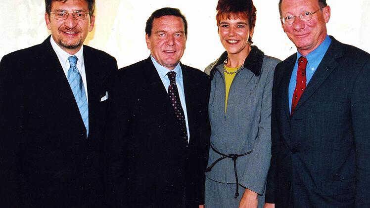 Die Spitze der Bayern-SPD kommt im Jahr 2000 aus Kulmbach: Vorsitzender Wolfgang Hoderlein (links) und seine Generalsekretärin Susann Biedefeld zusammen mit Kanzler Gerhard Schröder und Fraktionsvorsitzendem Franz Maget (rechts).