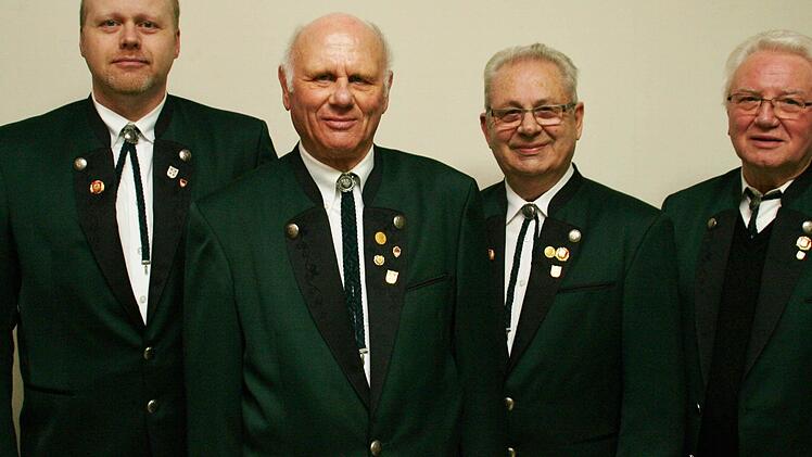 Dank für 60 aktives Singen: v.l. Vorsitzender Stefan Greubel, Gebhard Kiesel, Raimund Kuhn und Gisbert Reuss