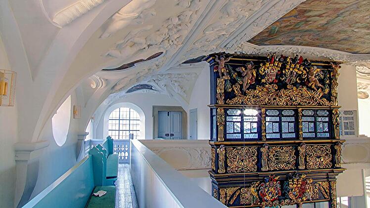 Der doppelstöckige und mit Wappen verzierte Herrschaftsstand in der St.-Laurentius-Kirche. Foto: Günter Karittke