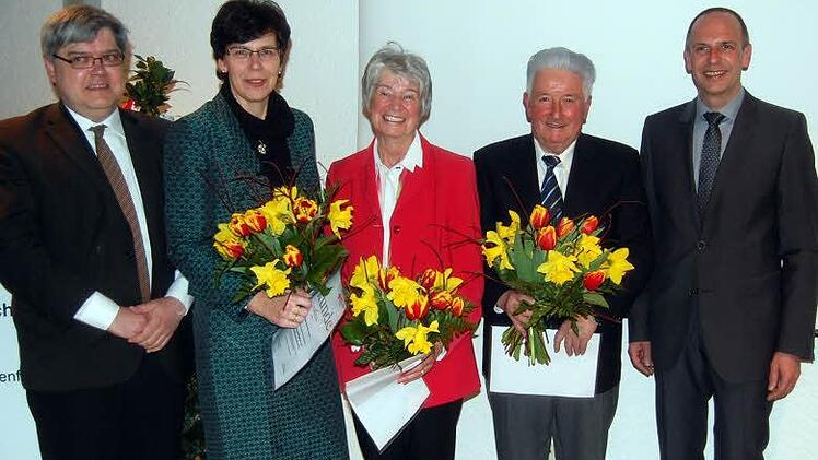 Als Gründungsmitglieder des Hauhaltsausschusses wurden geehrt Winfried Weinbeer und Helga Ortmann (Zweiter bzw. Dritte von rechts). Susann Biedefeld (Zweite von links) nahm für ihren erkrankten Ehemann Otto Schumann die Auszeichnung entgegen. Kreisgeschäftsführer Thomas Petrak (links) und Vorsitzender Christian Meißner gratulierten. Foto: Welz