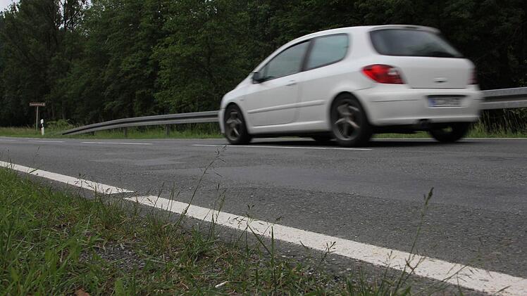Immer wieder ärgern sich Autofahrer über den langen, geflickten Streckenabschnitt auf der Staatsstraße 2200 nördlich von Steinberg.