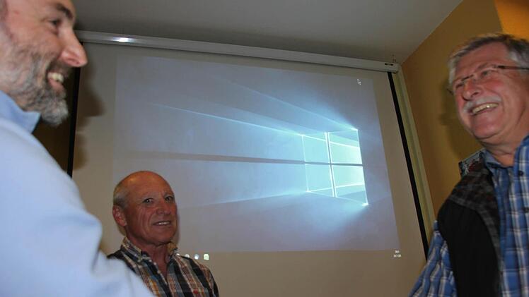 Mark Waiblinger (links) und Edi Schneider dankten und verabschiedeten Waldemar Garreis. Foto: Ralf Kestel