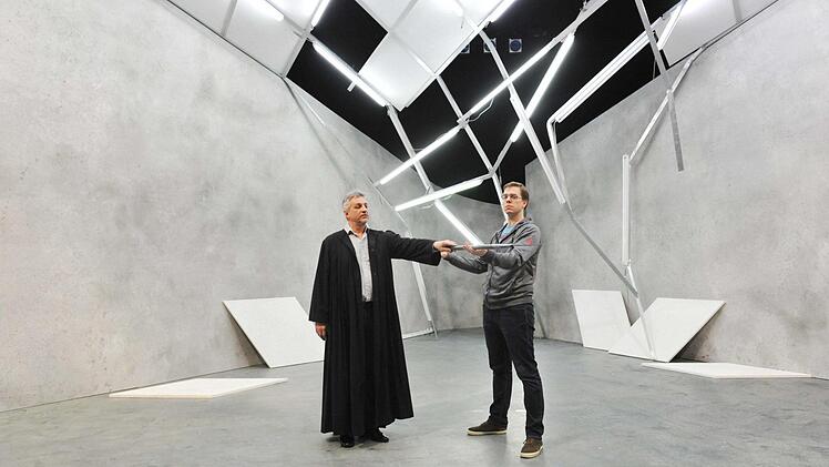 "Parsifal": Probenszene mit Roman Payer als Parifal (rechts) und Michael Lion als Gurnemanz Foto: Andrea Kremper