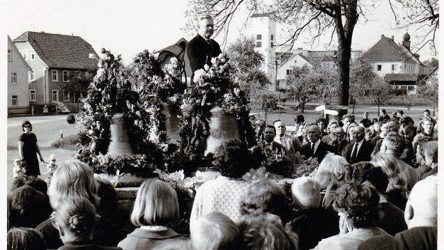 Die Kirchenglocken kommen - ein Foto aus dem Jahr 1965.