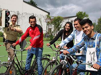 Prävention ist bei der Bad Kissinger Polizei unter anderem die Aufgabe von Verkehrserzieher Matthias Kleren (von links): Auf diesem Bild erläutert er den Flüchtlingen Shoaib Hamidi, Suzan Ahmad, Aman Mohammadi und Ahmad Schoaib Saqebi das richtige Verhalten an einer Kreuzung mit Ampel. Fotos: Ralf Ruppert