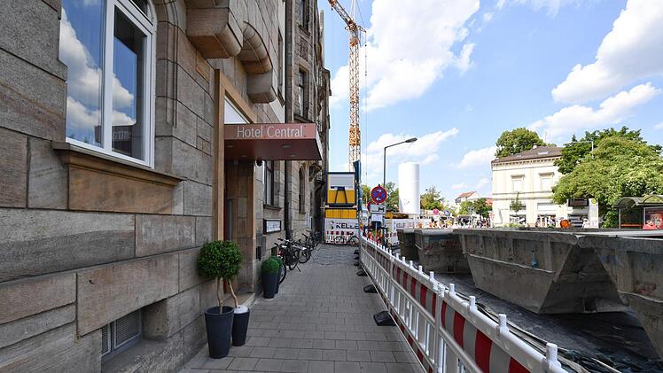 Das Hotel Central kämpft mit der Baustelle vor der Tür. Foto: Ronald Rinklef