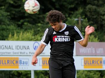 Tevin McCullough erzielte beide Treffer für den FC Sand beim Auswärtssieg in Amberg.