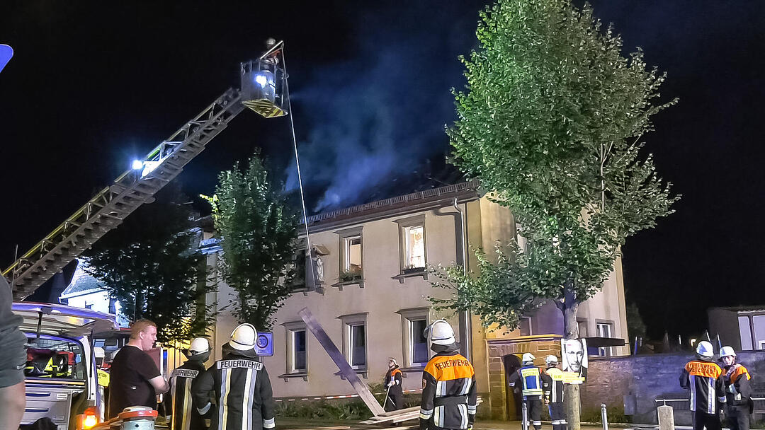 Dachstuhl von Einfamilienhaus in Retzstadt brennt aus