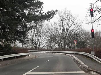 Seit Jahren regelt eine Ampelschaltung die Zufahrt zur Buger Brücke. In zwei Jahren soll der Bau für ein Nachfolgebauwerk beginnen. Foto: RiegerPress