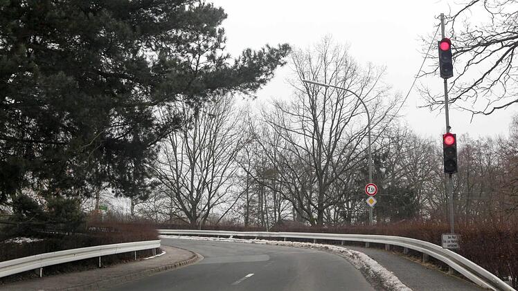 Seit Jahren regelt eine Ampelschaltung die Zufahrt zur Buger Brücke. In zwei Jahren soll der Bau für ein Nachfolgebauwerk beginnen. Foto: RiegerPress