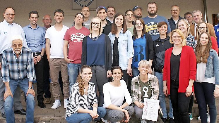 Die Geehrten mit Trainern und Betreuern und Bürgermeister Bruno Kellner  Foto: Neubecker