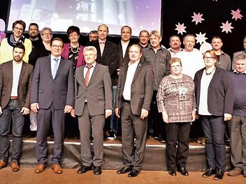 Nicht weniger als 21 Arbeitsjubilare wurden bei der Weihnachtsfeier von Bergmann-Kalk und Franken-Maxit geehrt. Elke Dörfler (vorne, Fünfte von rechts) stellte sicherlich einen betriebsinternen Rekord auf, denn nach 48 Jahren und nur einem halben Krankheitstag wurde sie in den Ruhestand verabschiedet. Sie wurde mit stehend dargebrachten Ovationen von ihren Kollegen verabschiedet. Foto: Werner Reißaus