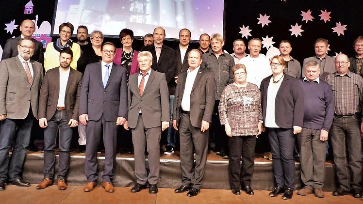 Nicht weniger als 21 Arbeitsjubilare wurden bei der Weihnachtsfeier von Bergmann-Kalk und Franken-Maxit geehrt. Elke Dörfler (vorne, Fünfte von rechts) stellte sicherlich einen betriebsinternen Rekord auf, denn nach 48 Jahren und nur einem halben Krankheitstag wurde sie in den Ruhestand verabschiedet. Sie wurde mit stehend dargebrachten Ovationen von ihren Kollegen verabschiedet. Foto: Werner Reißaus