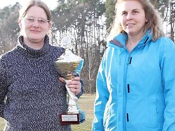 Vereinsmeisterin Verena Lettner (links) mit ihrem Schäferhund "Hanko vom Regnitztal" und Manuela Werner Foto: Mathias Erlwein