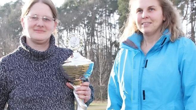 Vereinsmeisterin Verena Lettner (links) mit ihrem Schäferhund "Hanko vom Regnitztal" und Manuela Werner Foto: Mathias Erlwein