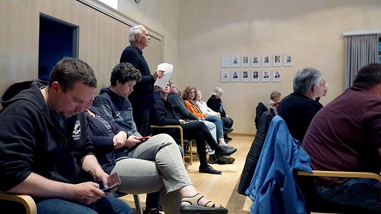 Für Jürgen Dinger (stehend), einer der Sprecher der Bürgerinitiative, ist noch nicht entschieden, ob die BI an der Informationsveranstaltung teilnimmt.    Foto: Richard Sänger