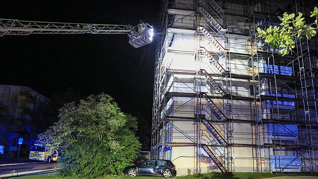 Ein junger Autofahrer rammt kurz vor Mitternacht ein Bauger&uuml;st in Oberfranken.