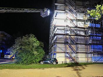 Ein junger Autofahrer rammt kurz vor Mitternacht ein Bauger&uuml;st in Oberfranken.