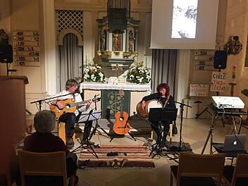 Martin Firgau und Isabel Lipthay sind das Duo Contraviento. Sie begeistern in der Spitalkirche mit Musik aus Lateinamerika.Foto: Katrin Geyer