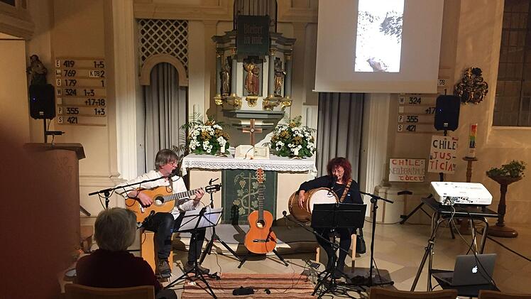 Martin Firgau und Isabel Lipthay sind das Duo Contraviento. Sie begeistern in der Spitalkirche mit Musik aus Lateinamerika.Foto: Katrin Geyer