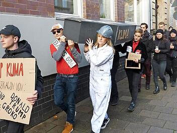 Die Students for Future beim Trauermarsch für ein besseres Klima Foto: Julian Megerle
