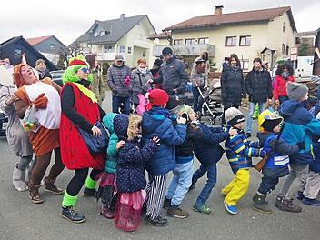 "Wir fahren mit dem Bob" - Kinder und Betreuer legten sich närrisch ins Zeug. Foto: Heike Schülein