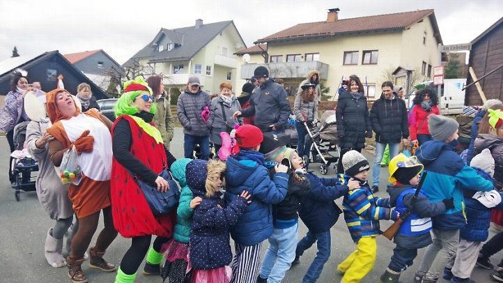 "Wir fahren mit dem Bob" - Kinder und Betreuer legten sich närrisch ins Zeug. Foto: Heike Schülein