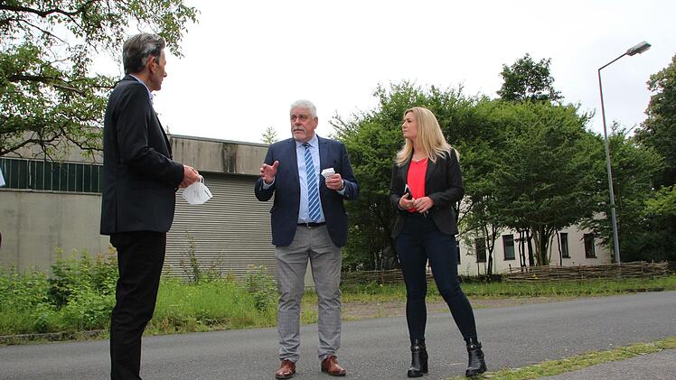 Alt-OB Norbert Tessmer (Mitte) und SPD-Bundestagskandidatin Ramona Brehm zeigten am Donnerstag Rolf Mützenich das ehemalige BGS-Gelände in Coburg.