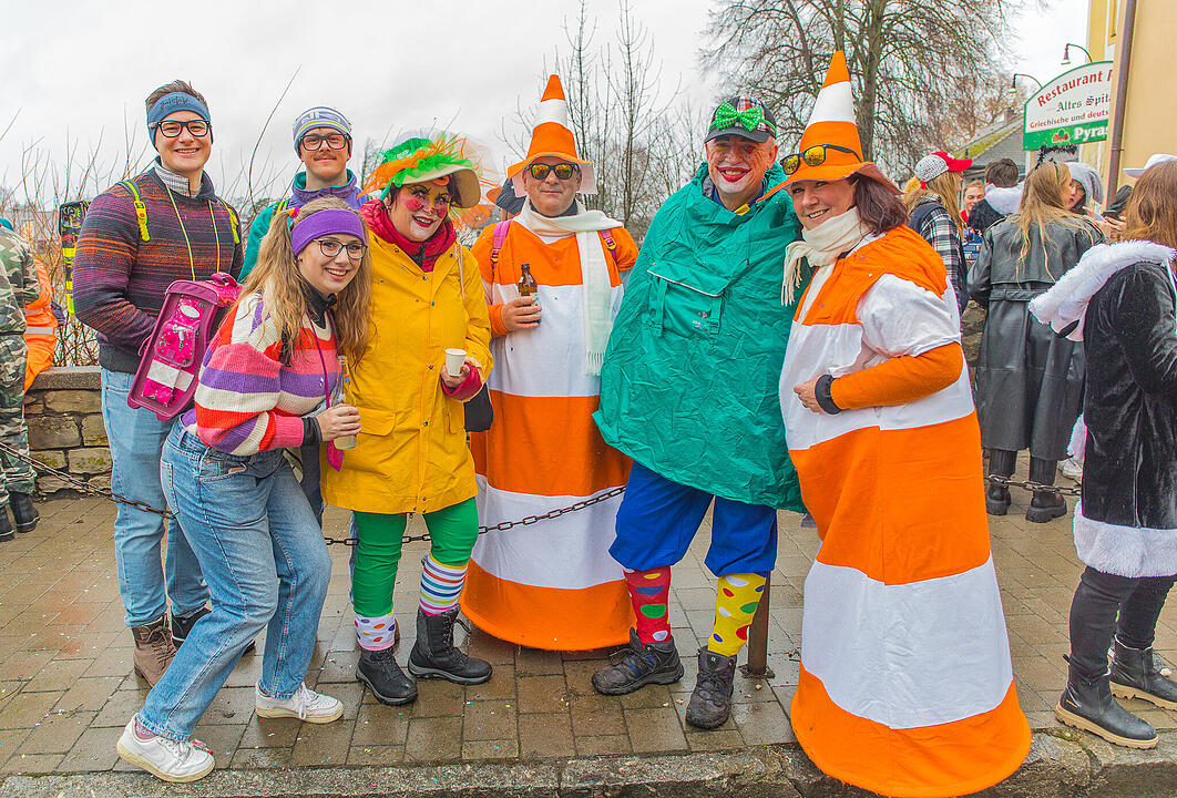 Buntes Faschingstreiben begeistert groß und klein.